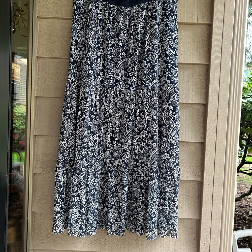 Lavish Black and navy blue floral Skirt plus Sz 2X. Elastic waistband